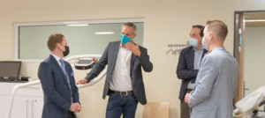 Regierungsrat Balmer im Gespräch mit Dr. Till Hornung, Dr. Stefanos Vassiliadis und Thomas Egger im Therapieraum der Klinik Gais